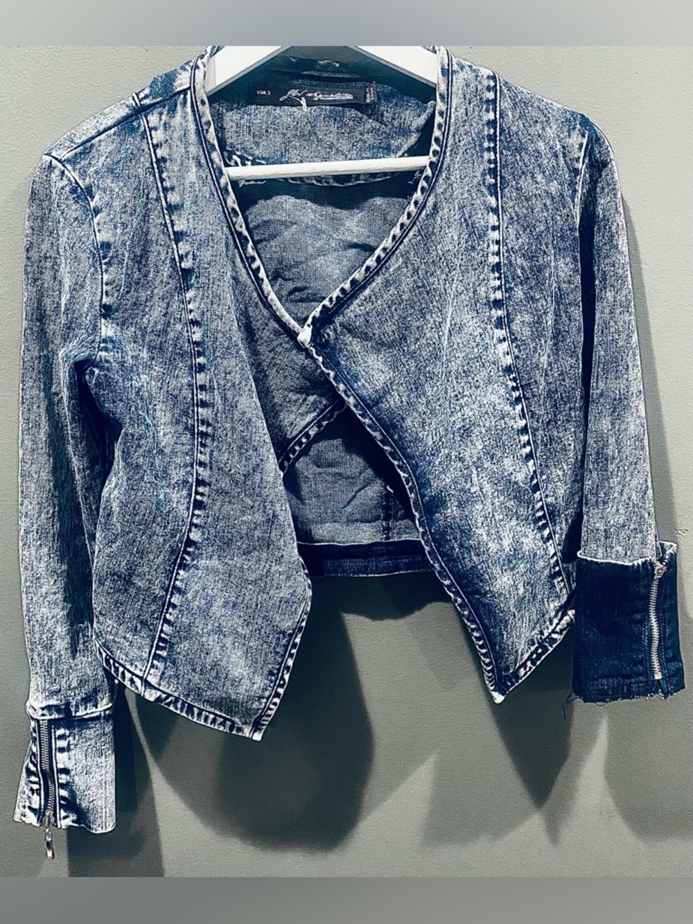 JW Sighature Acid Wash cropped denim jacket zipper details on cuffs Size S
